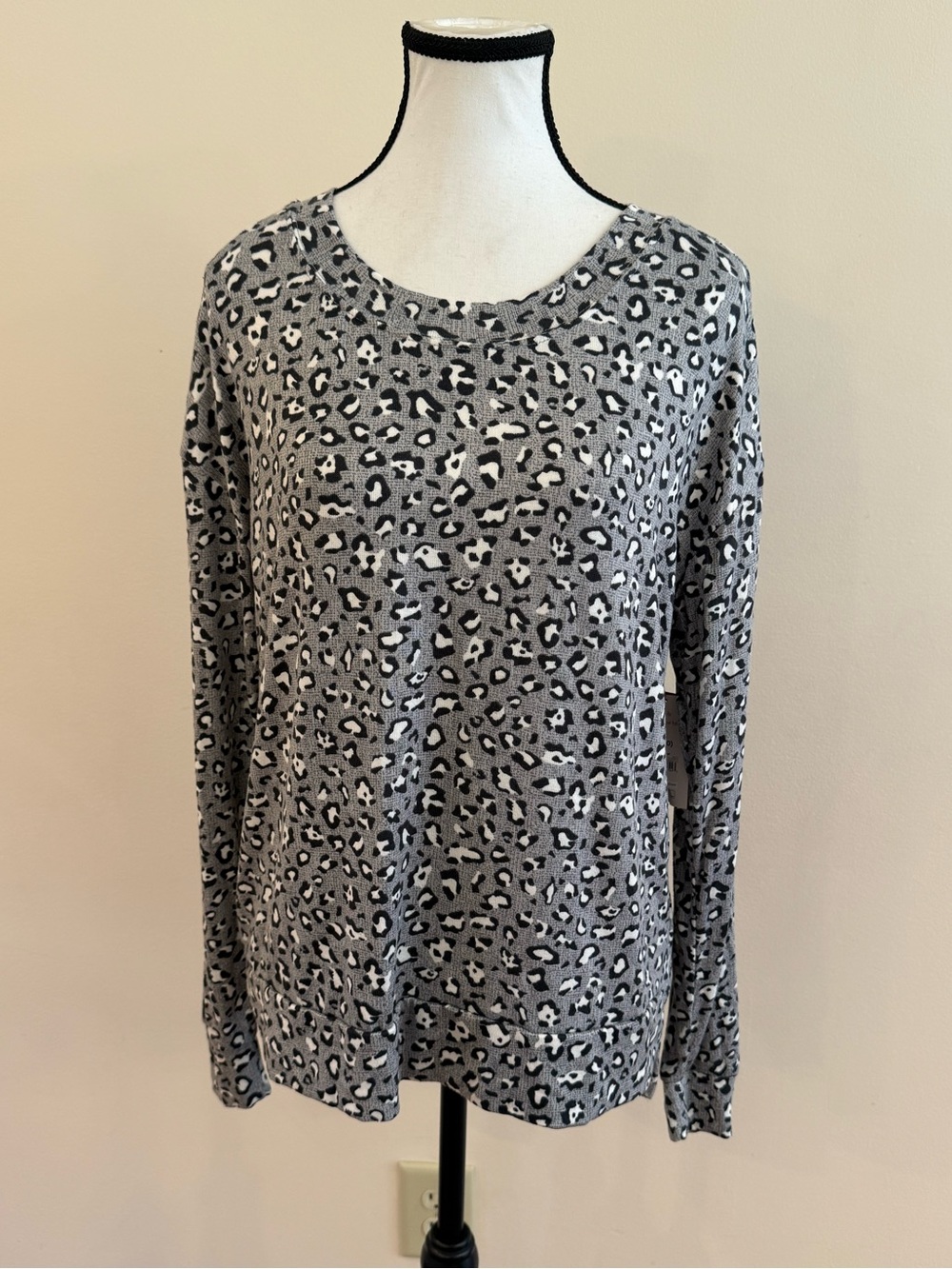 Sweet treasures - Soft Gray Leopard-Print Long Sleeve Top size medium